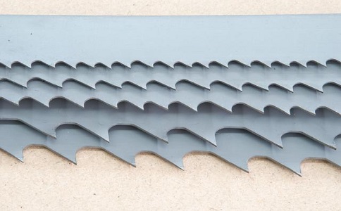 新疆带锯床上的钢丝刷，对于带锯条的重要性